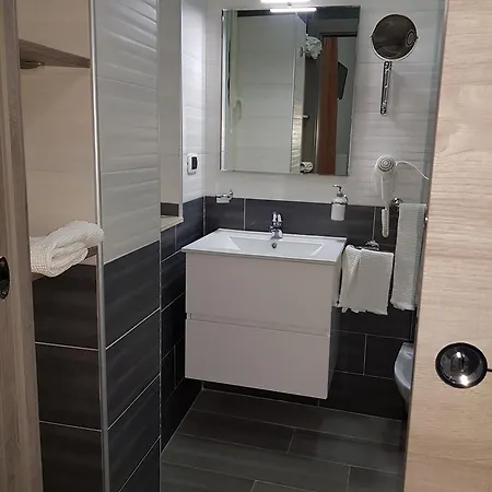 לינה וארוחת בוקר Holiday B&B 3*